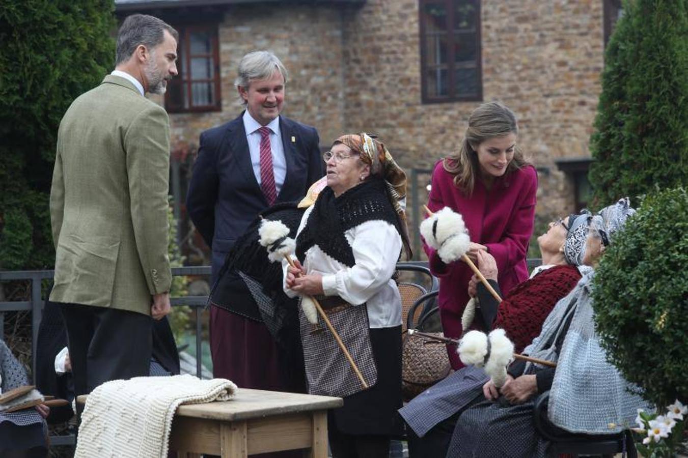 Los Reyes entregan el Premio al Pueblo Ejemplar a Los Oscos