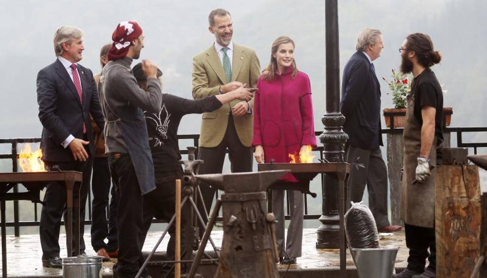 Los Reyes entregan el Premio al Pueblo Ejemplar a Los Oscos