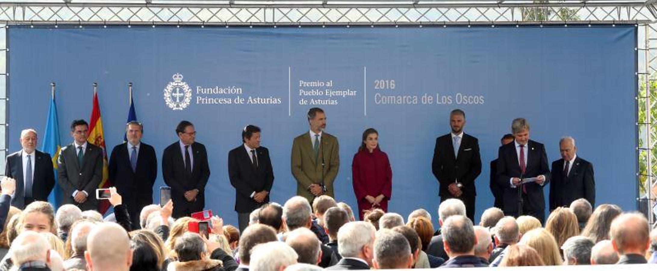 Los Reyes entregan el Premio al Pueblo Ejemplar a Los Oscos