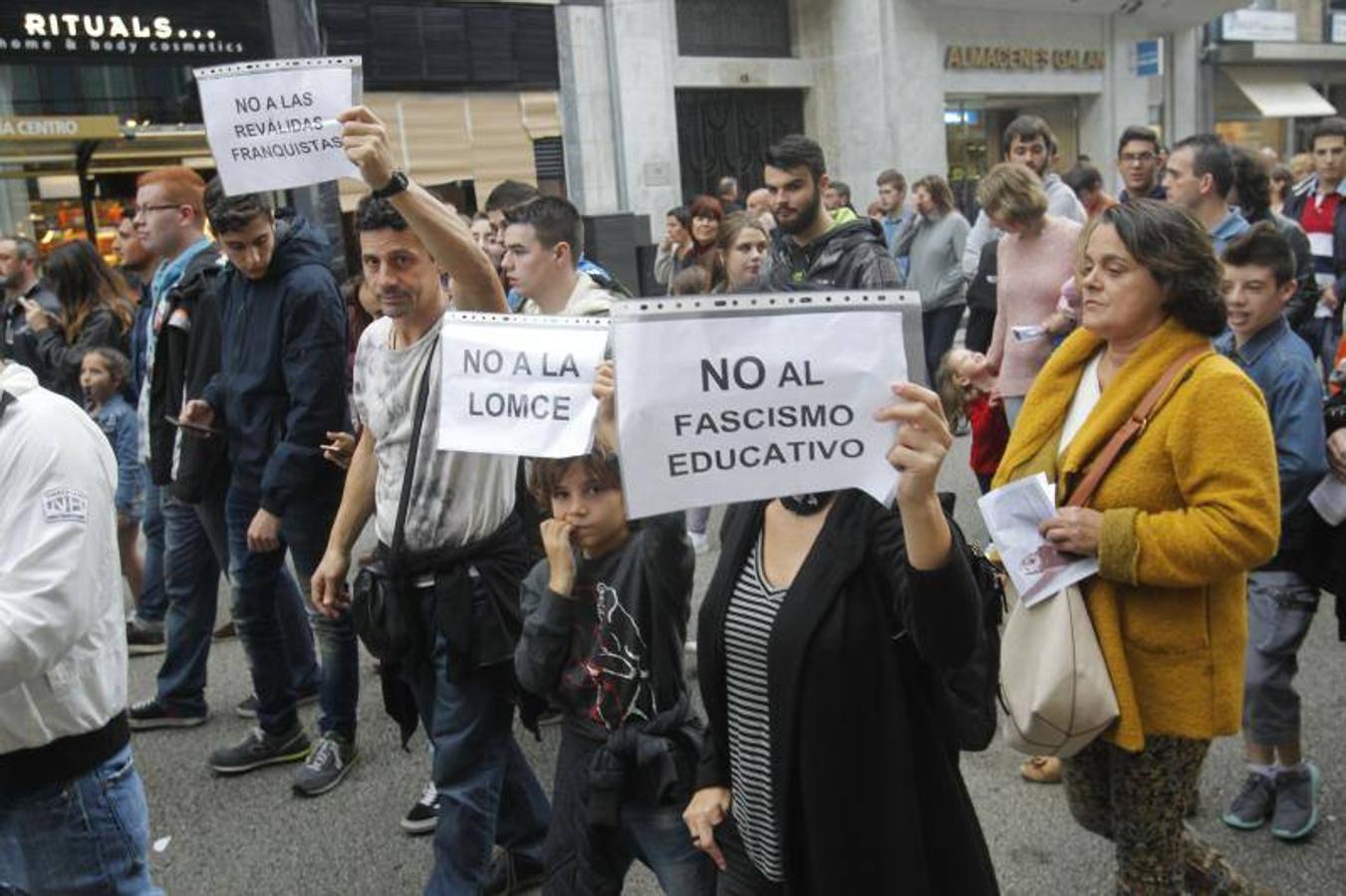 Manifestación contra las reválidas en Oviedo