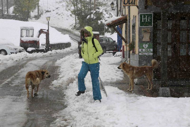 La nieve complica la vida en Sotres