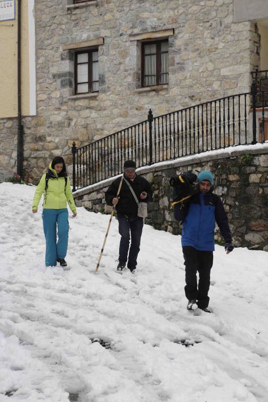 La nieve complica la vida en Sotres