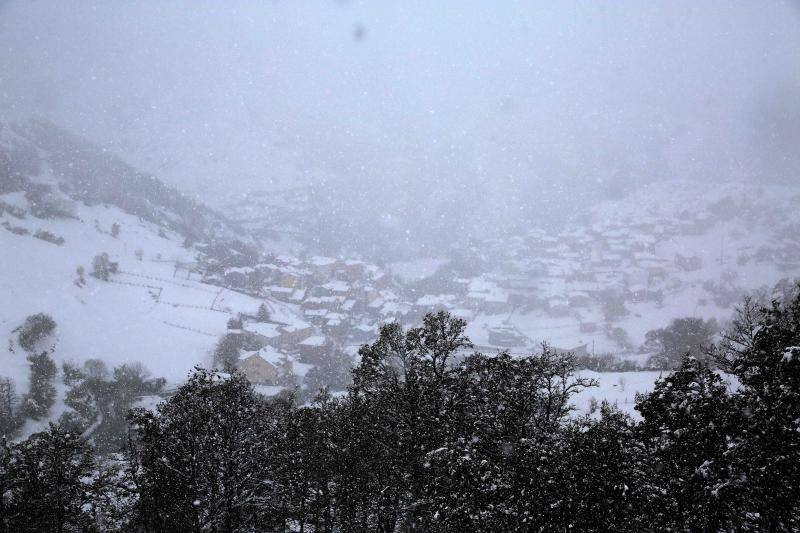 La nieve complica la vida en Sotres