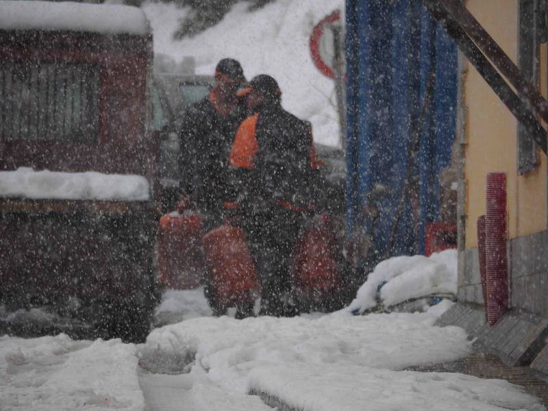 La nieve complica la vida en Sotres