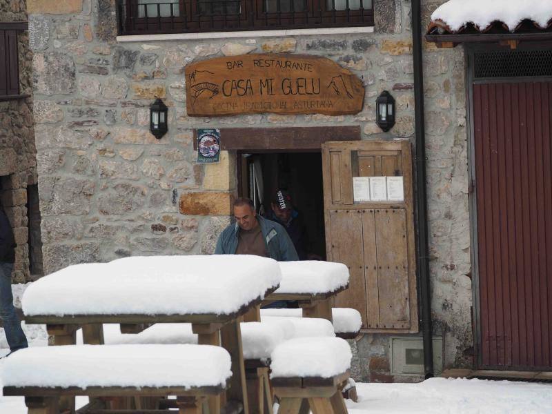 La nieve complica la vida en Sotres