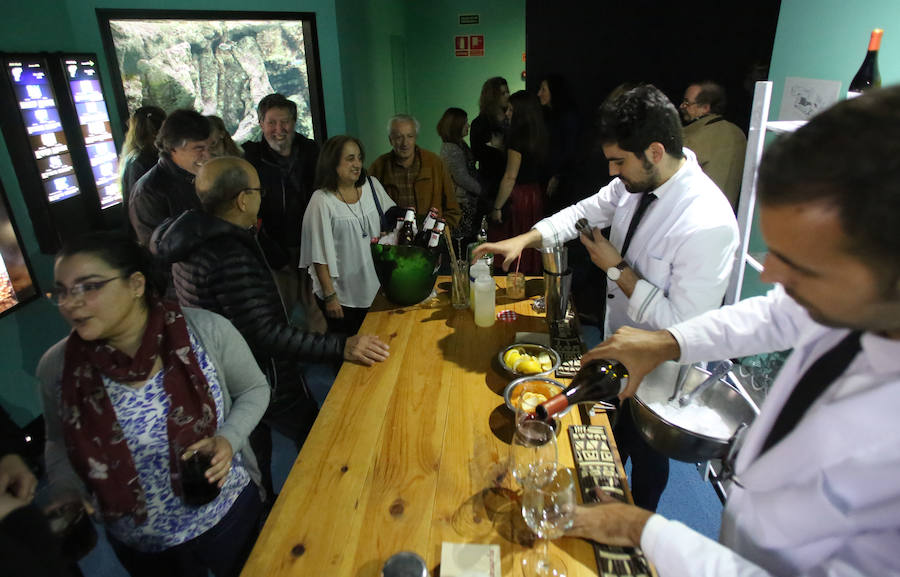 Un cóctel de lo más especial para celebrar los diez años del Acuario de Gijón