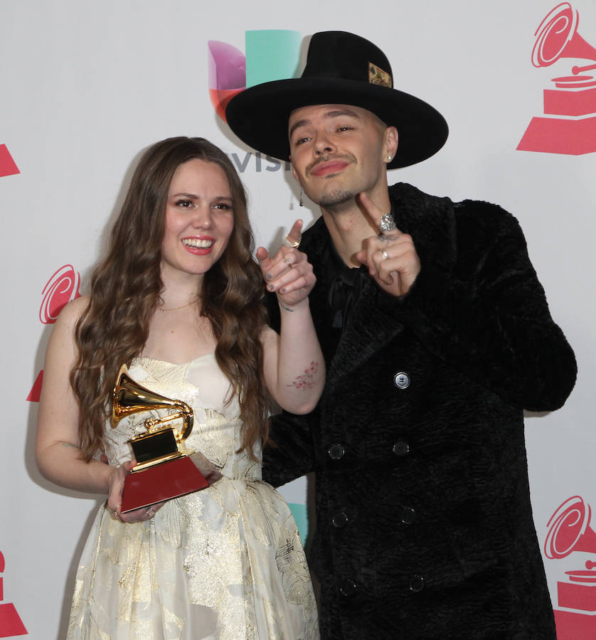 Jesse y Joy posan con el galardón al mejor álbum pop vocal contemporáneo.