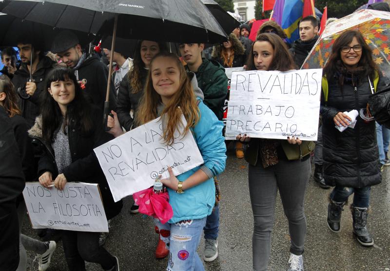 Manifestación contra las reválidas en Oviedo