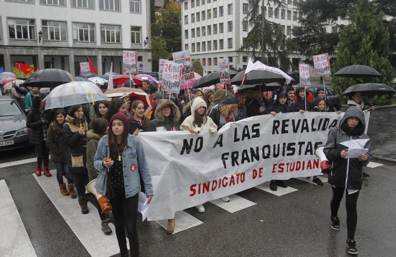 Manifestación contra las reválidas en Oviedo