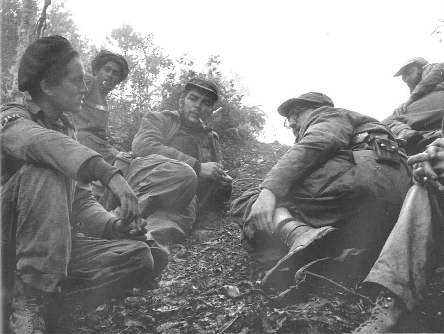 Fidel Castro y Che Guevara en primera línea de fuego en el combate de Pino del Agua.