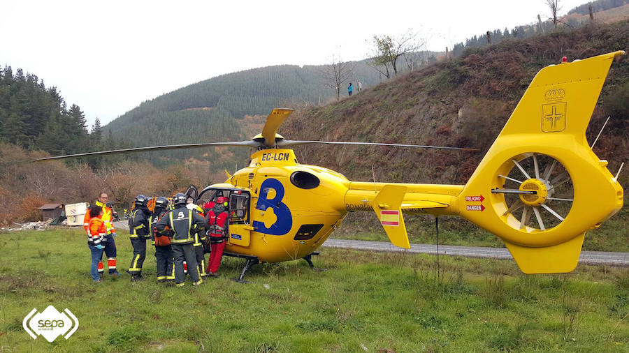 Un camionero, herido grave al volcar en Cangas del Narcea