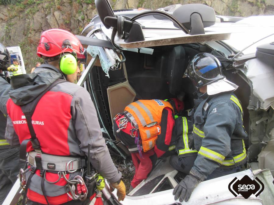 Un camionero, herido grave al volcar en Cangas del Narcea