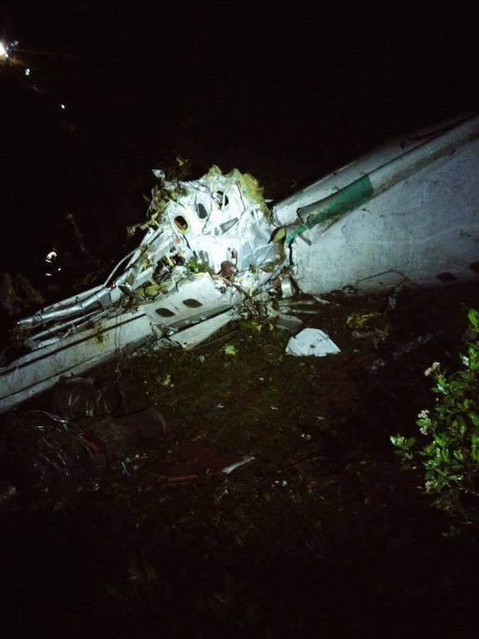 2016. La aeronave en la que viajaba el brasileño Chapecoense, finalista de la Copa Sudamericana, se estrelló en el noroeste de Colombia por "fallo eléctrico".