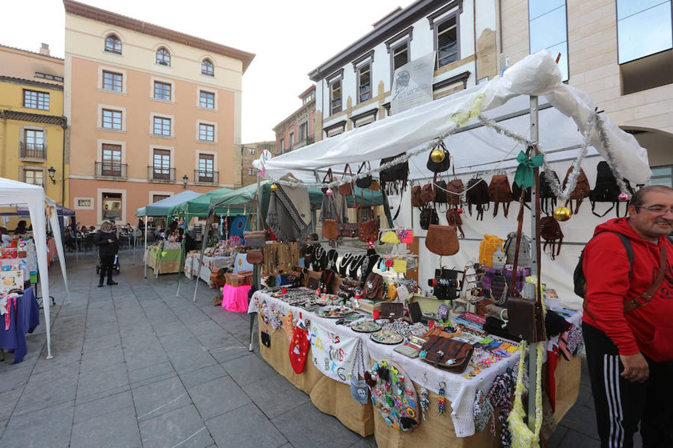 Un mercadillo solidario ocupó la plaza de Carlos Lobo. 