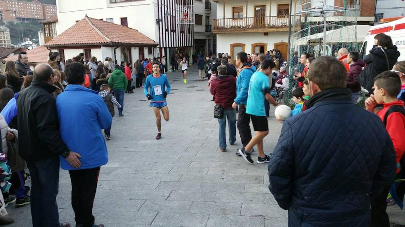 Cangas del Narcea. Personas de todas las edades participaron en la carrera.