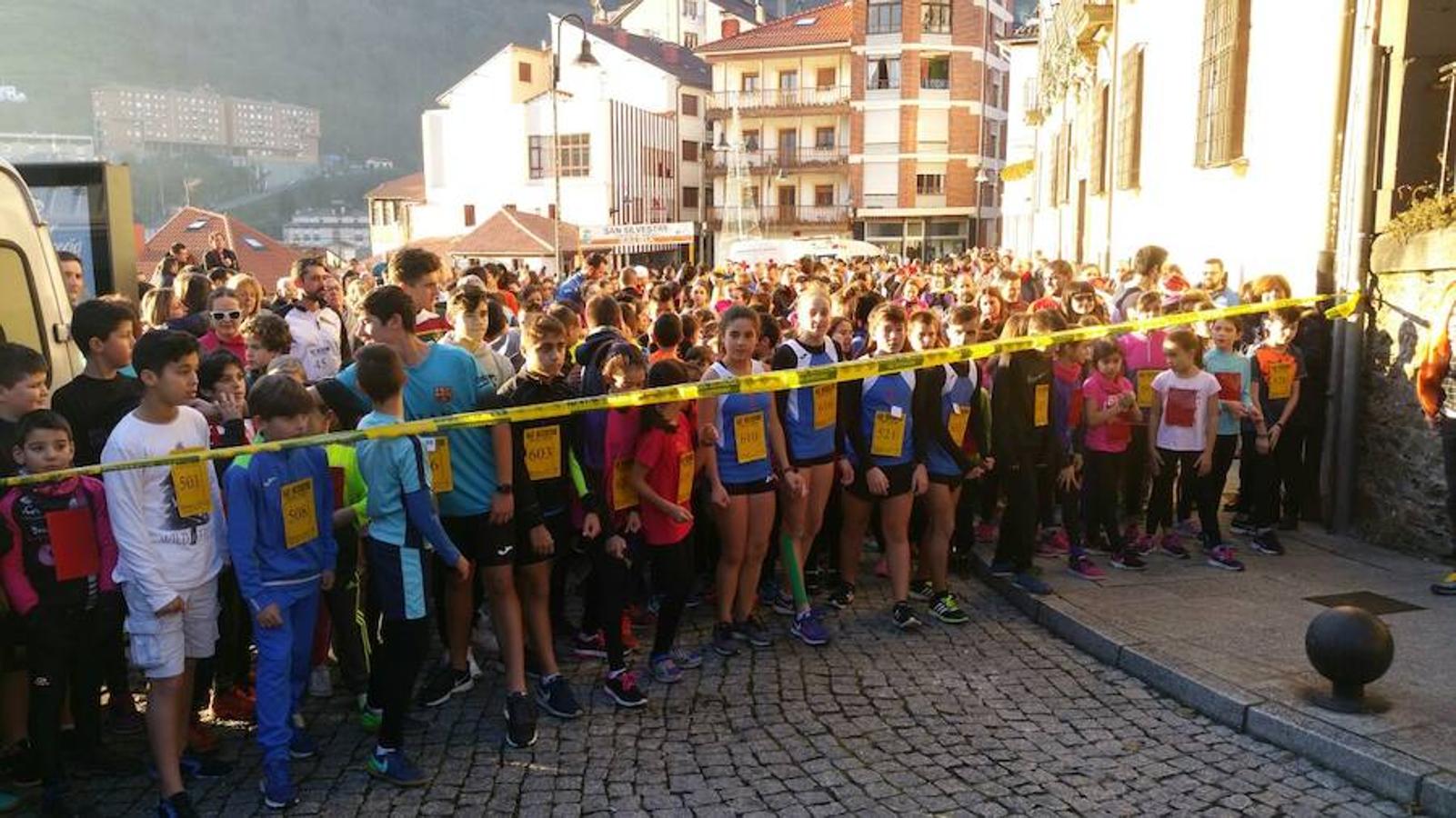 Cangas del Narcea. Personas de todas las edades participaron en la carrera.