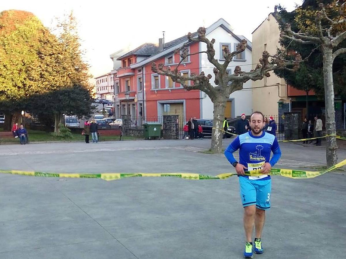Grandas de Salime. Los disfraces y los gorros de Papá Noel dieron el toque divertido a la prueba.