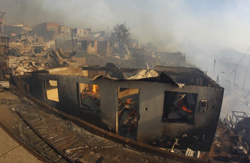 Un devastador incendio arrasa Valparaíso