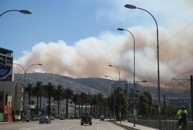 Un devastador incendio arrasa Valparaíso