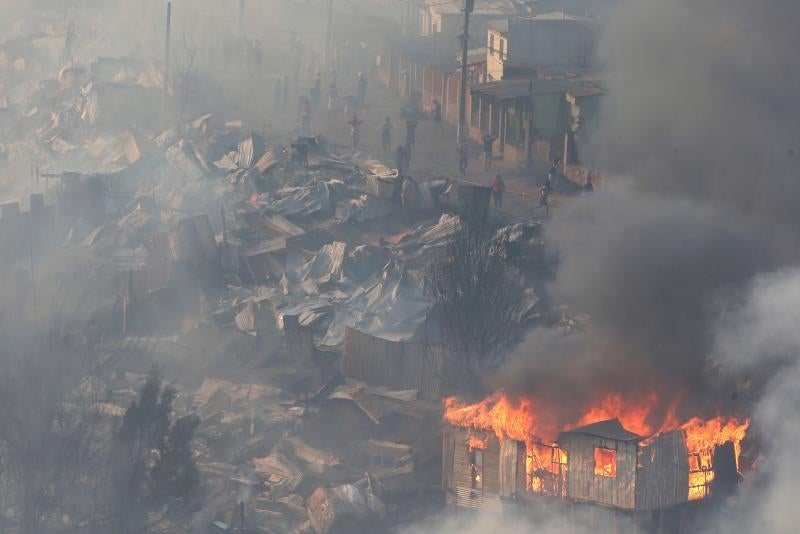 Un devastador incendio arrasa Valparaíso