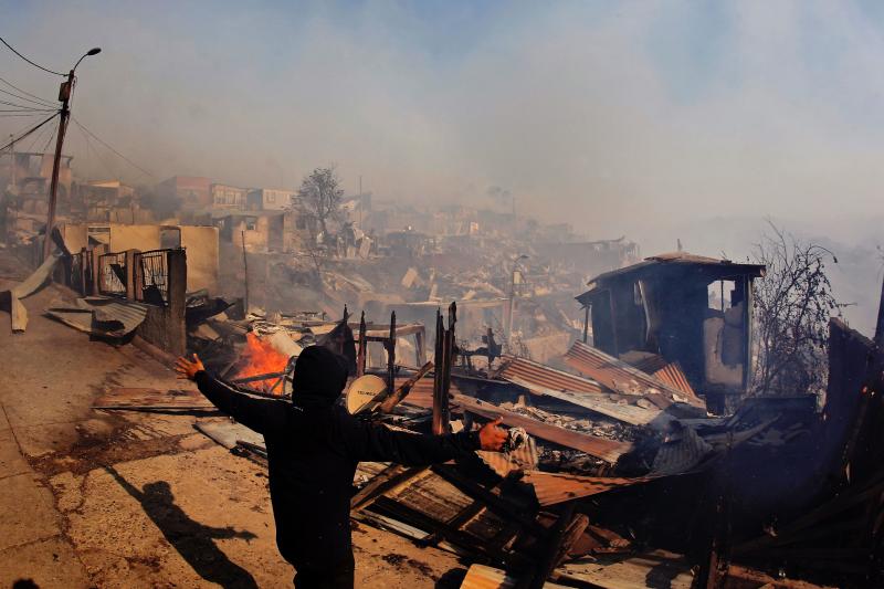 Un devastador incendio arrasa Valparaíso