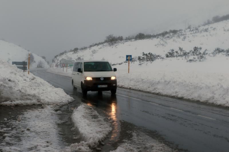 Las imágenes de la nieve en Asturias, a la espera del frío siberiano