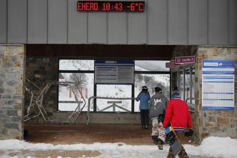 Animación en las pistas de esquí de Fuentes de Invierno