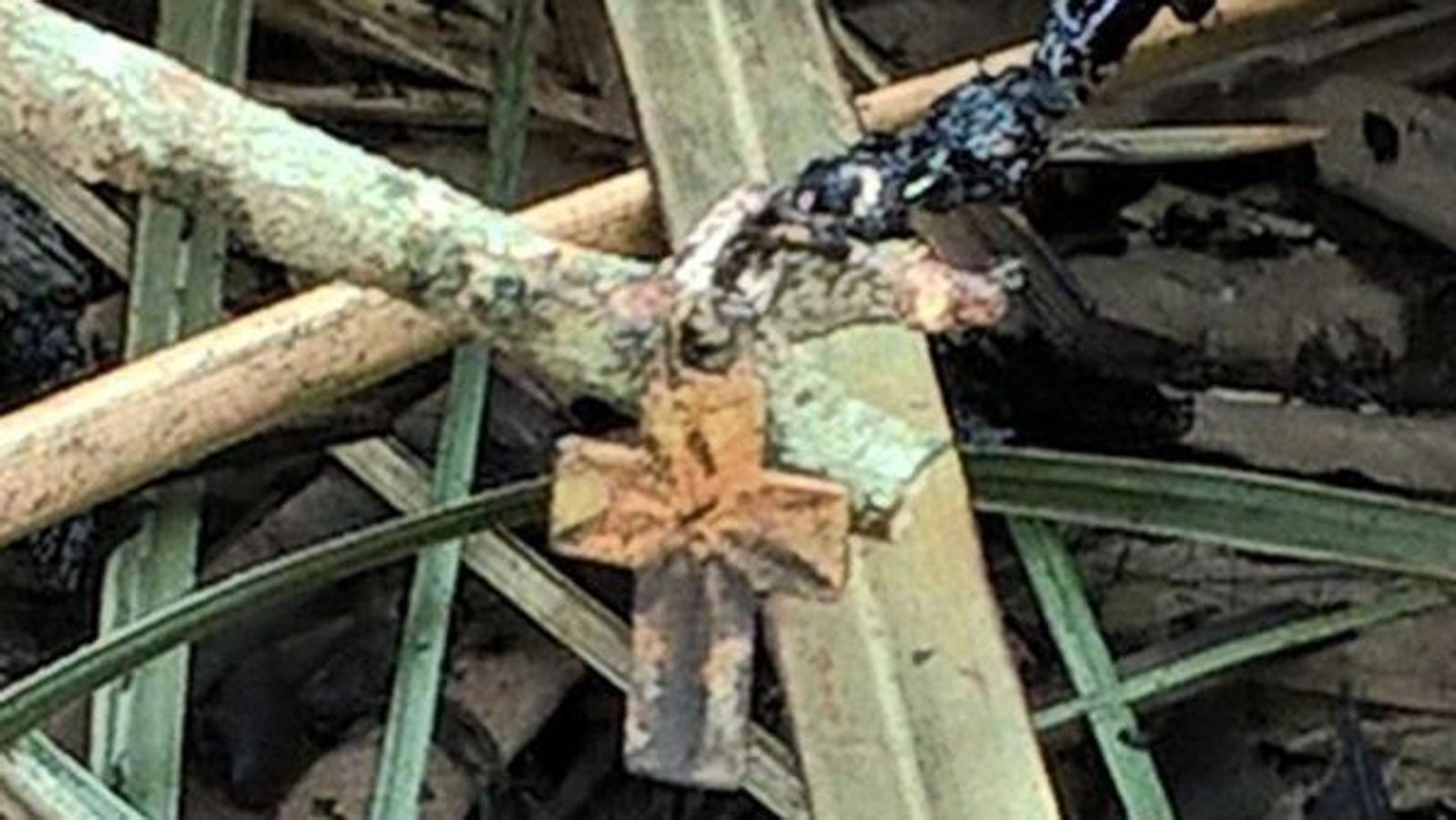 Un rosario que se encontró cerca del cuerpo y que pertenecía al empresario. Fue identificado por los familiares.