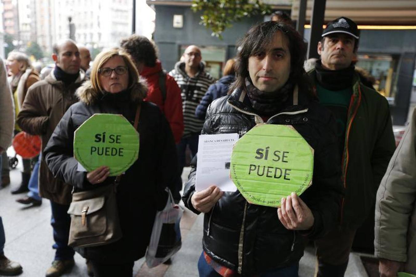 La Plataforma de Afectados por la Hipoteca acude a apoyar a una pareja que de Bimenes a punto de ser desahuciada