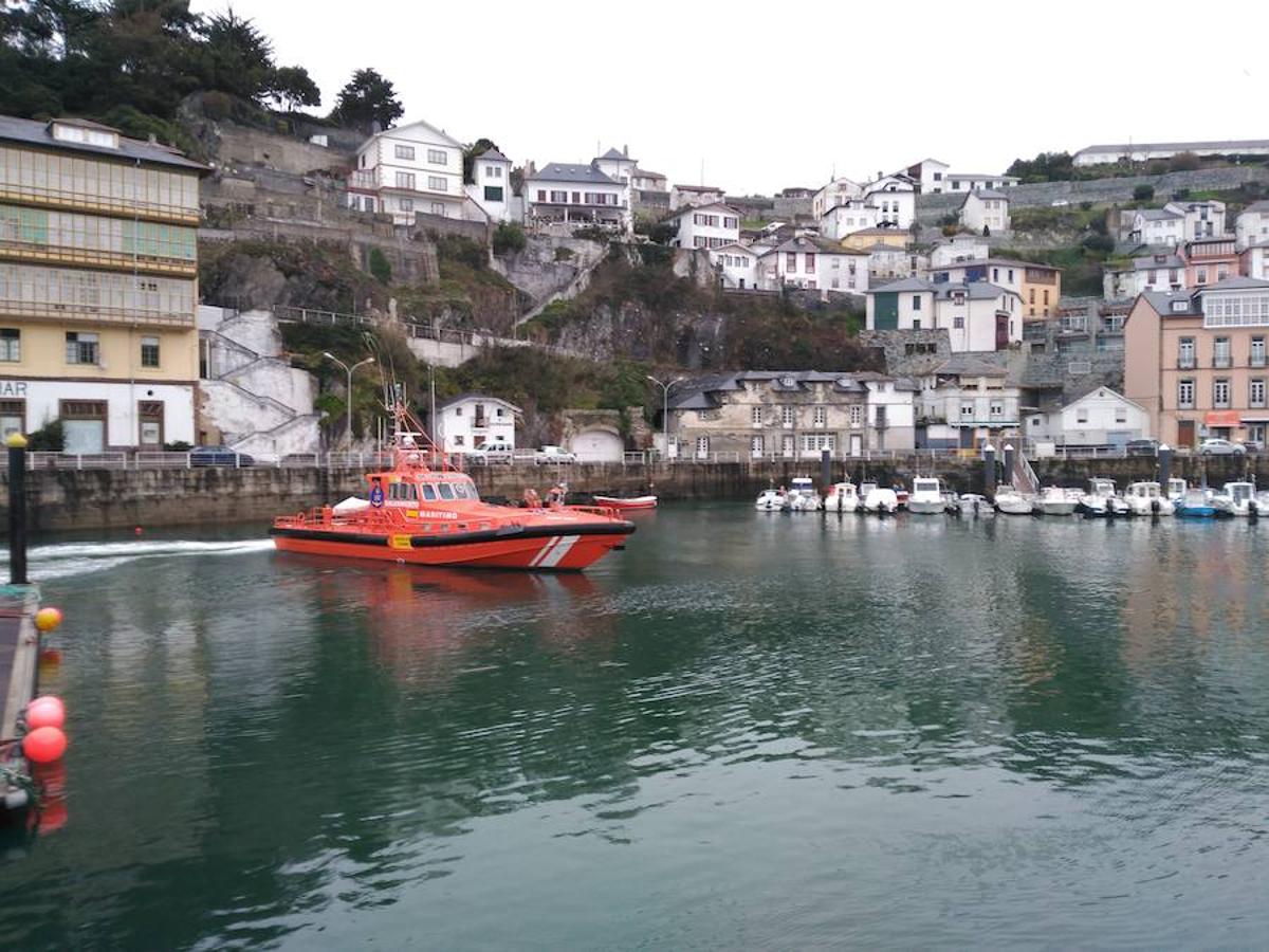 El Salvamar Capela, a su llegada al puerto de Luarca.