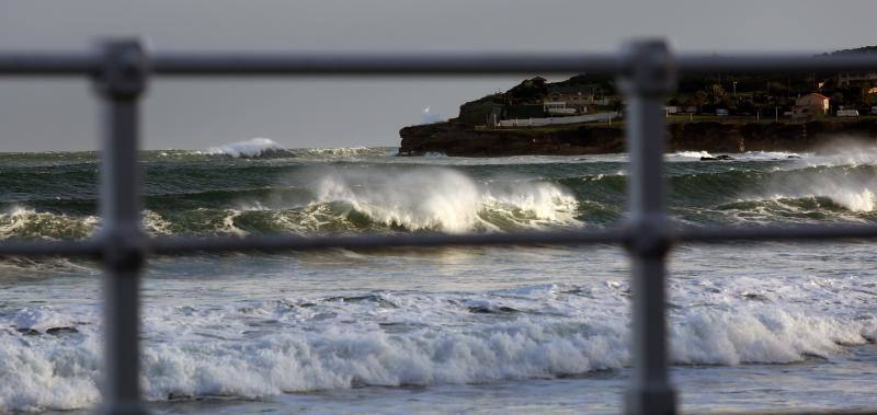 El mar revuelto en Gijón.
