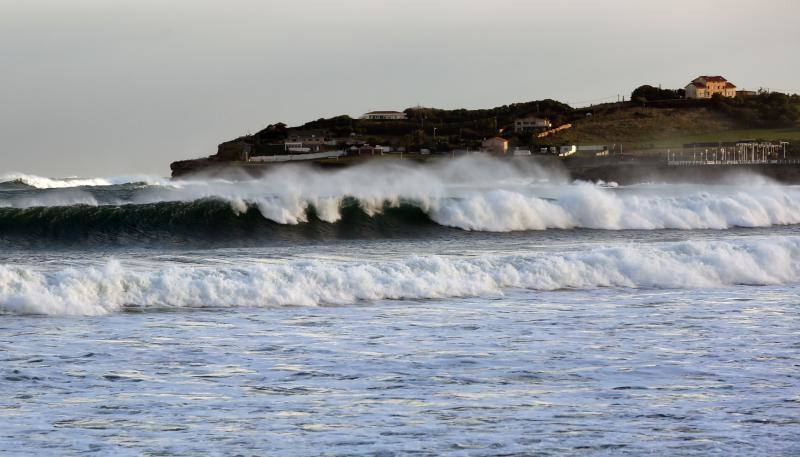 Olas en el Cantábrico en Gijón.