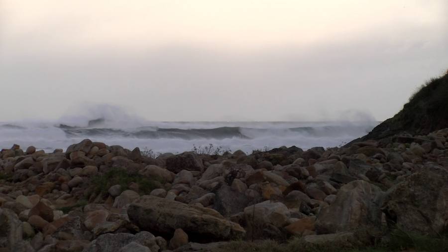 En playa España, en Quintes, las olas azotan la costa.