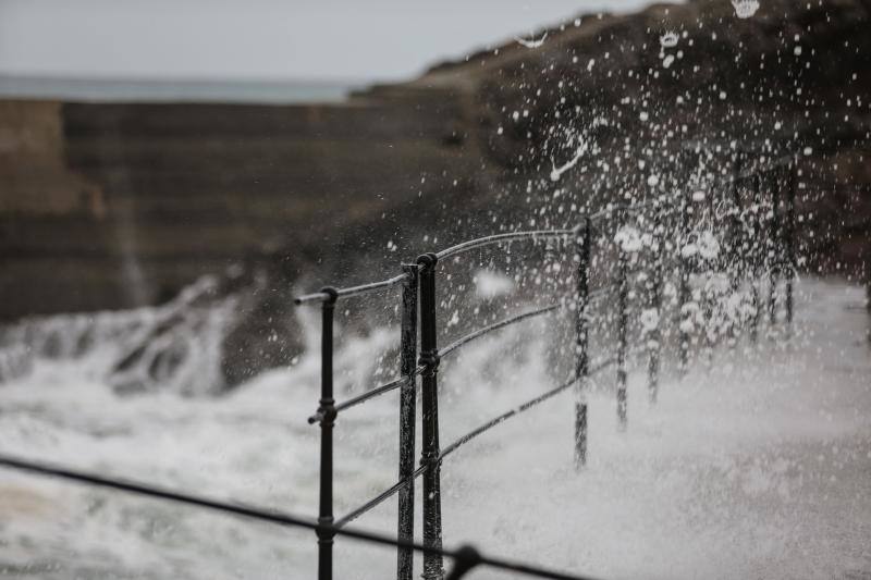 Oleaje contra el faro de Viavélez