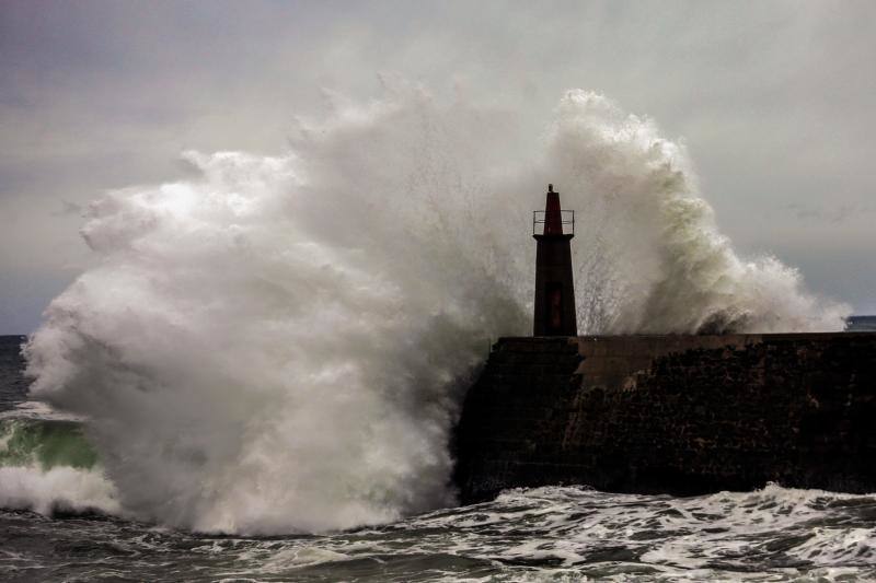Oleaje contra el faro de Viavélez