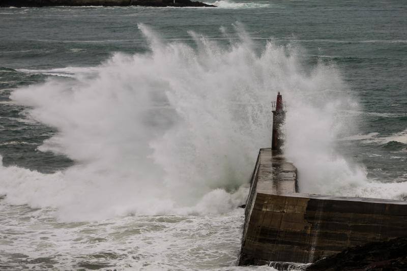Oleaje contra el faro de Viavélez