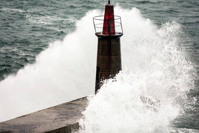 Oleaje contra el faro de Viavélez