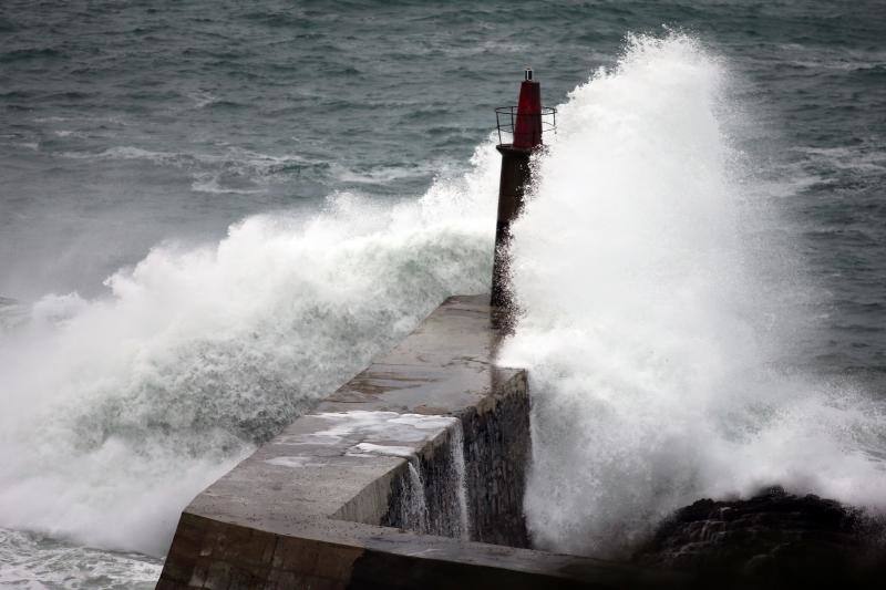 Oleaje contra el faro de Viavélez