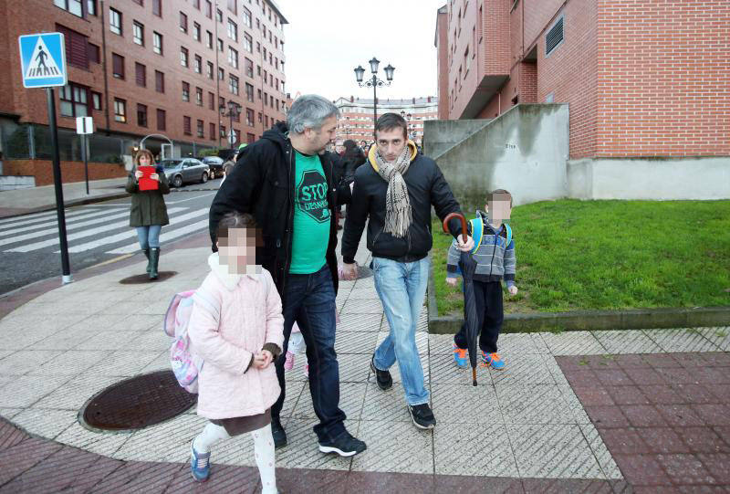 Paralizan el desahucio de una familia en Oviedo