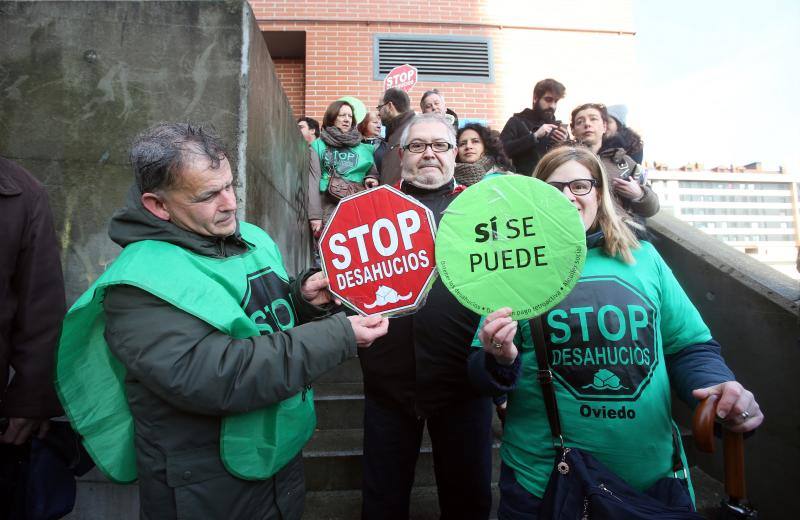 Paralizan el desahucio de una familia en Oviedo