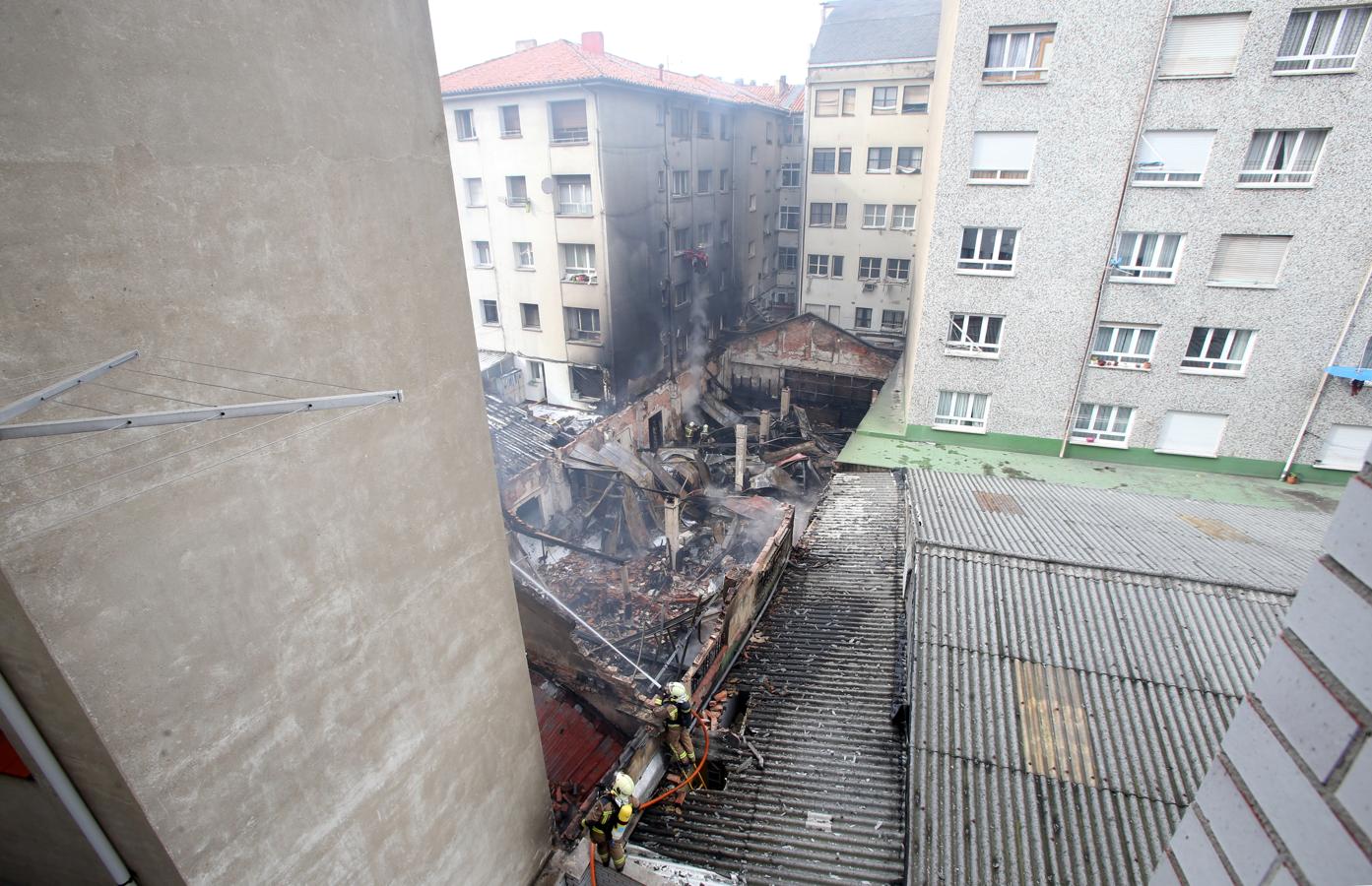 Así quedó el bazar que se incendió en Oviedo