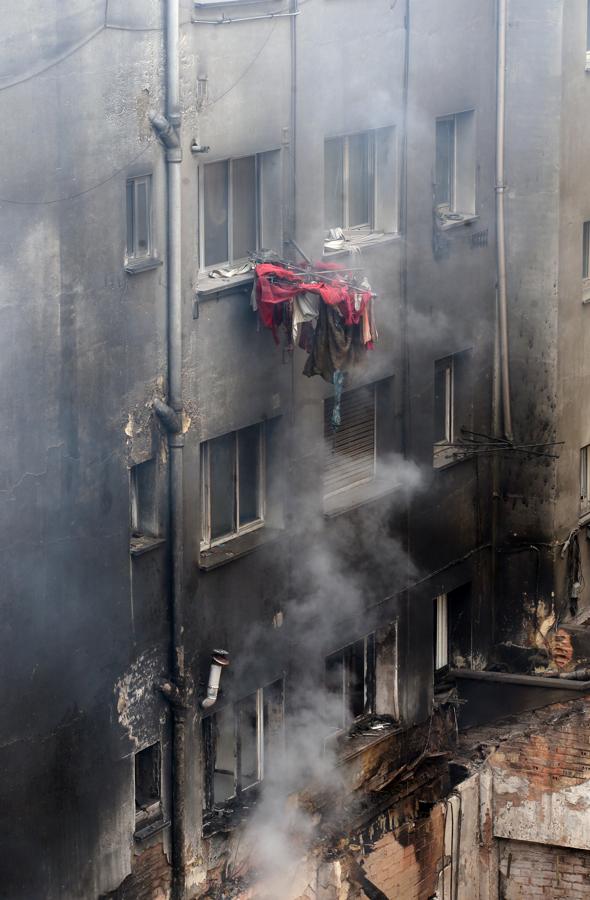 Así quedó el bazar que se incendió en Oviedo