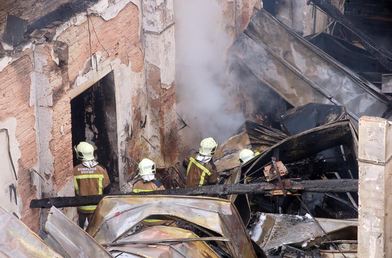 Así quedó el bazar que se incendió en Oviedo