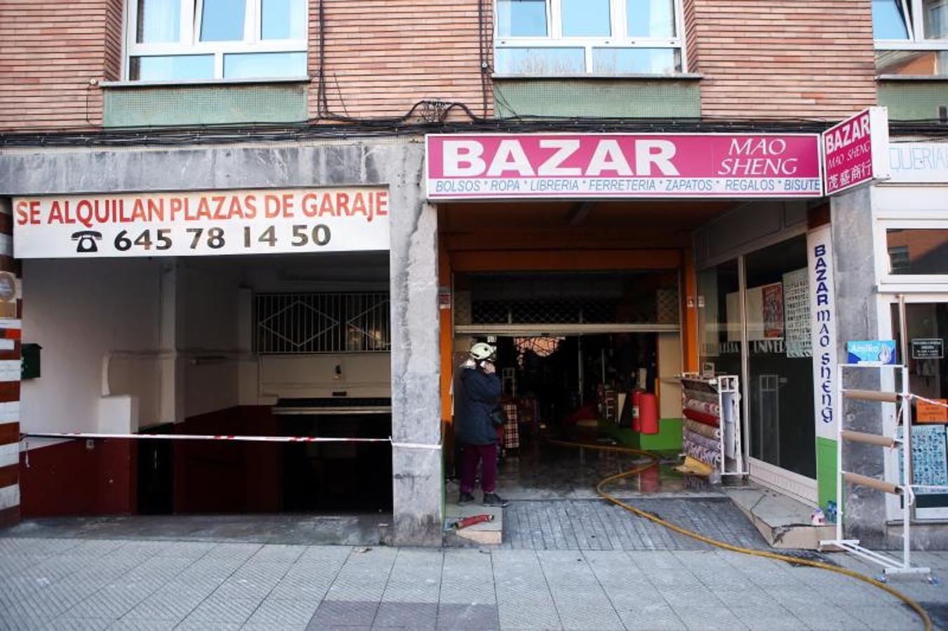 El día después del espectacular incendio que destruyó un bazar chino de Oviedo