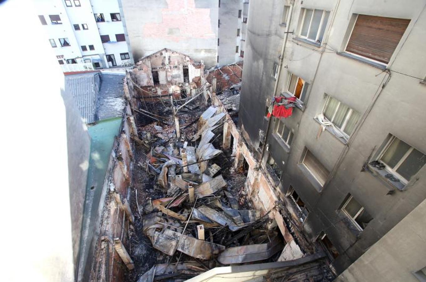 El día después del espectacular incendio que destruyó un bazar chino de Oviedo