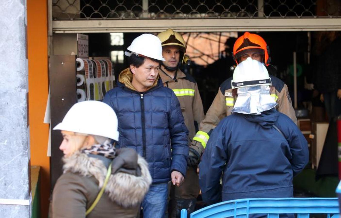 El día después del espectacular incendio que destruyó un bazar chino de Oviedo