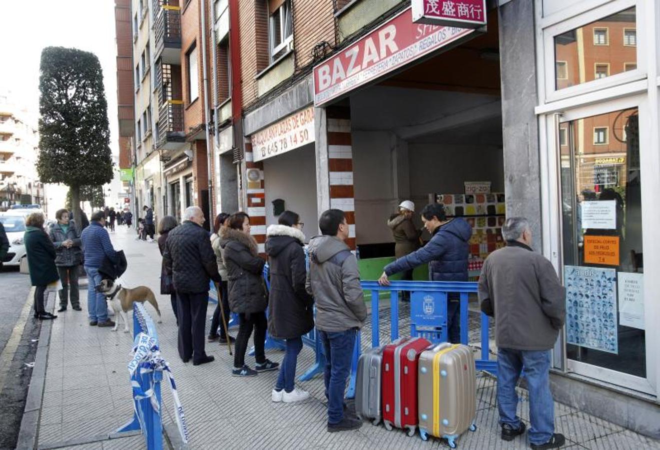 El día después del espectacular incendio que destruyó un bazar chino de Oviedo