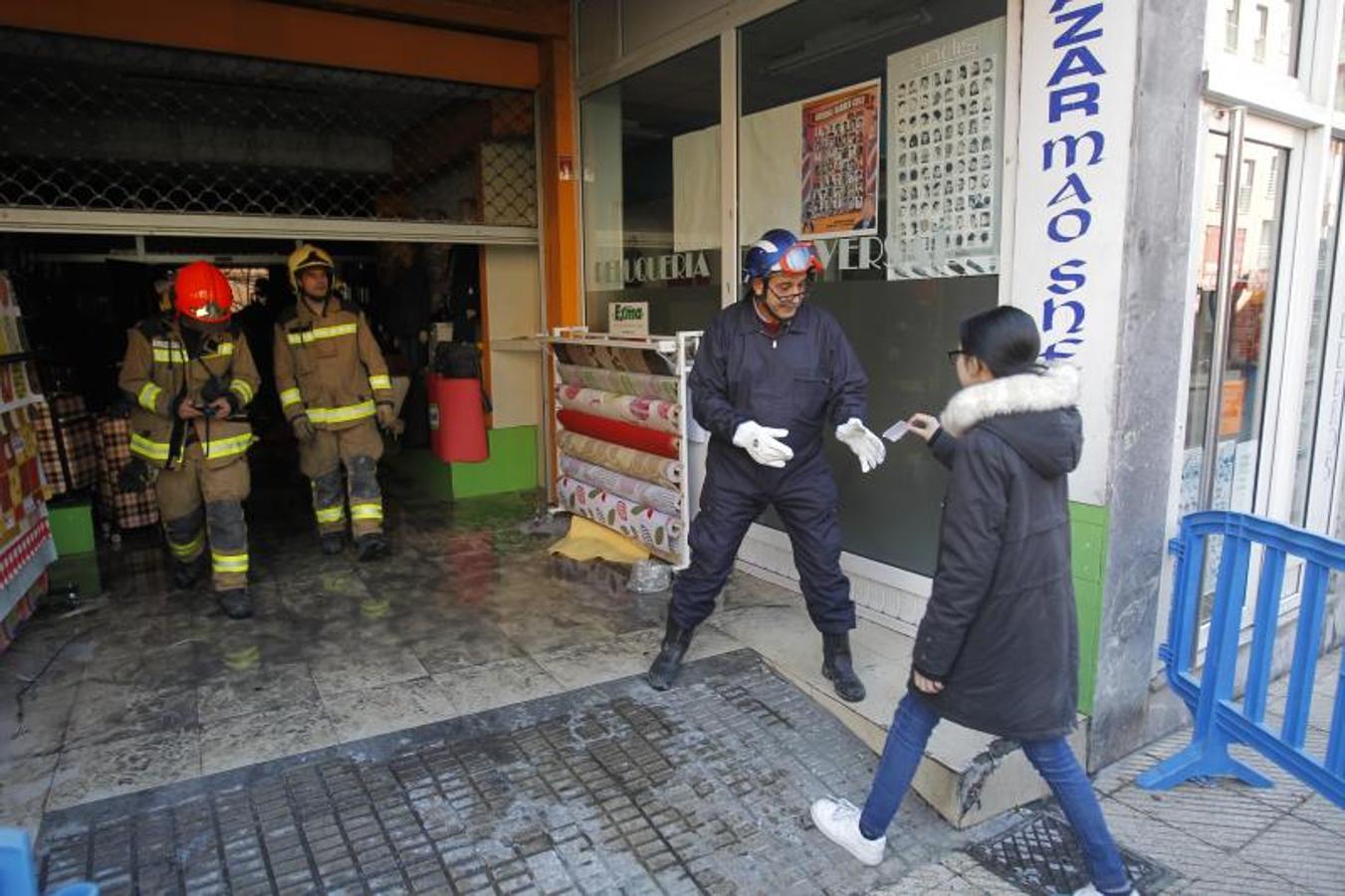El día después del espectacular incendio que destruyó un bazar chino de Oviedo