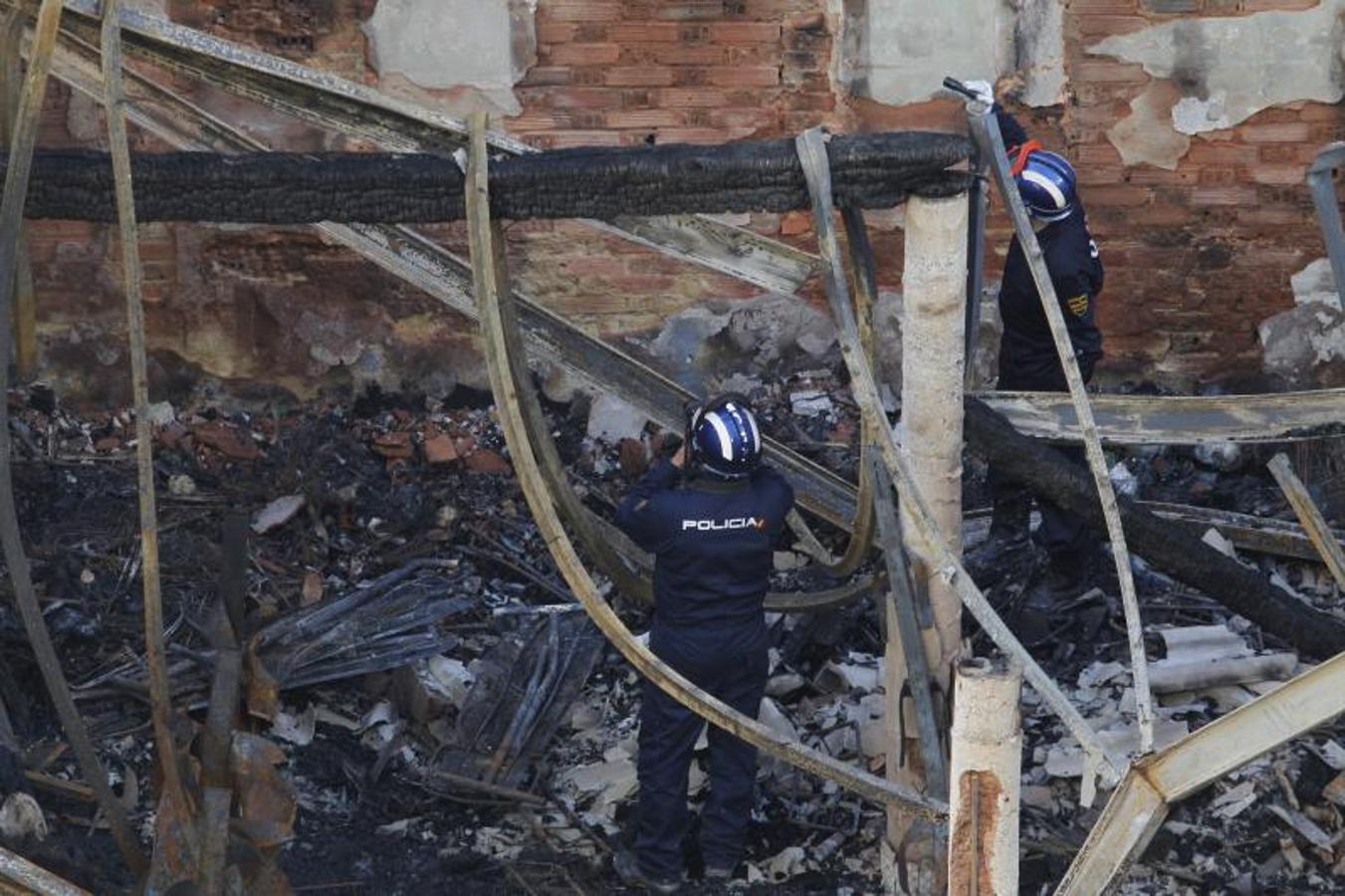 El día después del espectacular incendio que destruyó un bazar chino de Oviedo