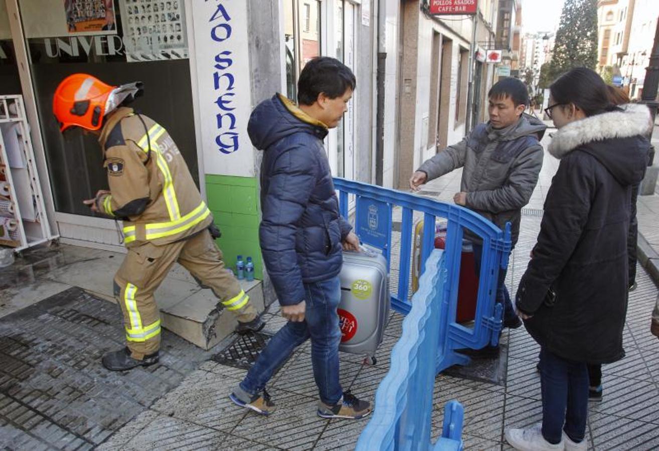 El día después del espectacular incendio que destruyó un bazar chino de Oviedo